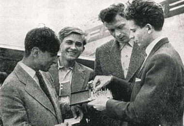 

ახლგაზრდა ტალი, ლარსენი, სპასკი და ფილიპი განიხილავენ პარტიას
1957წ.



 












